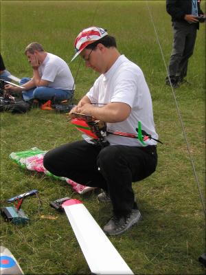 Oli, der seinen Heli flugbereit macht